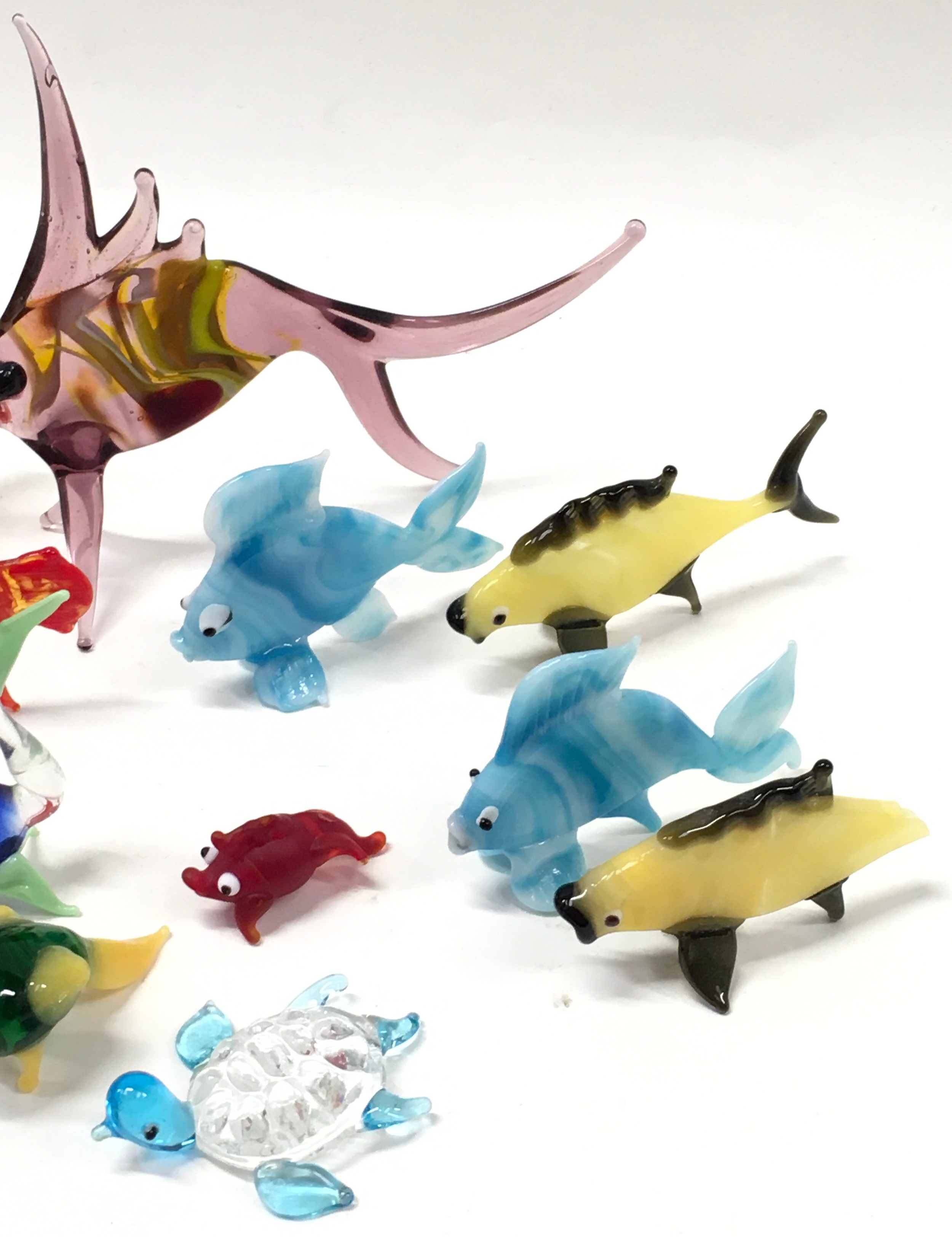 A collection of small Murano glass fish. - Image 3 of 4