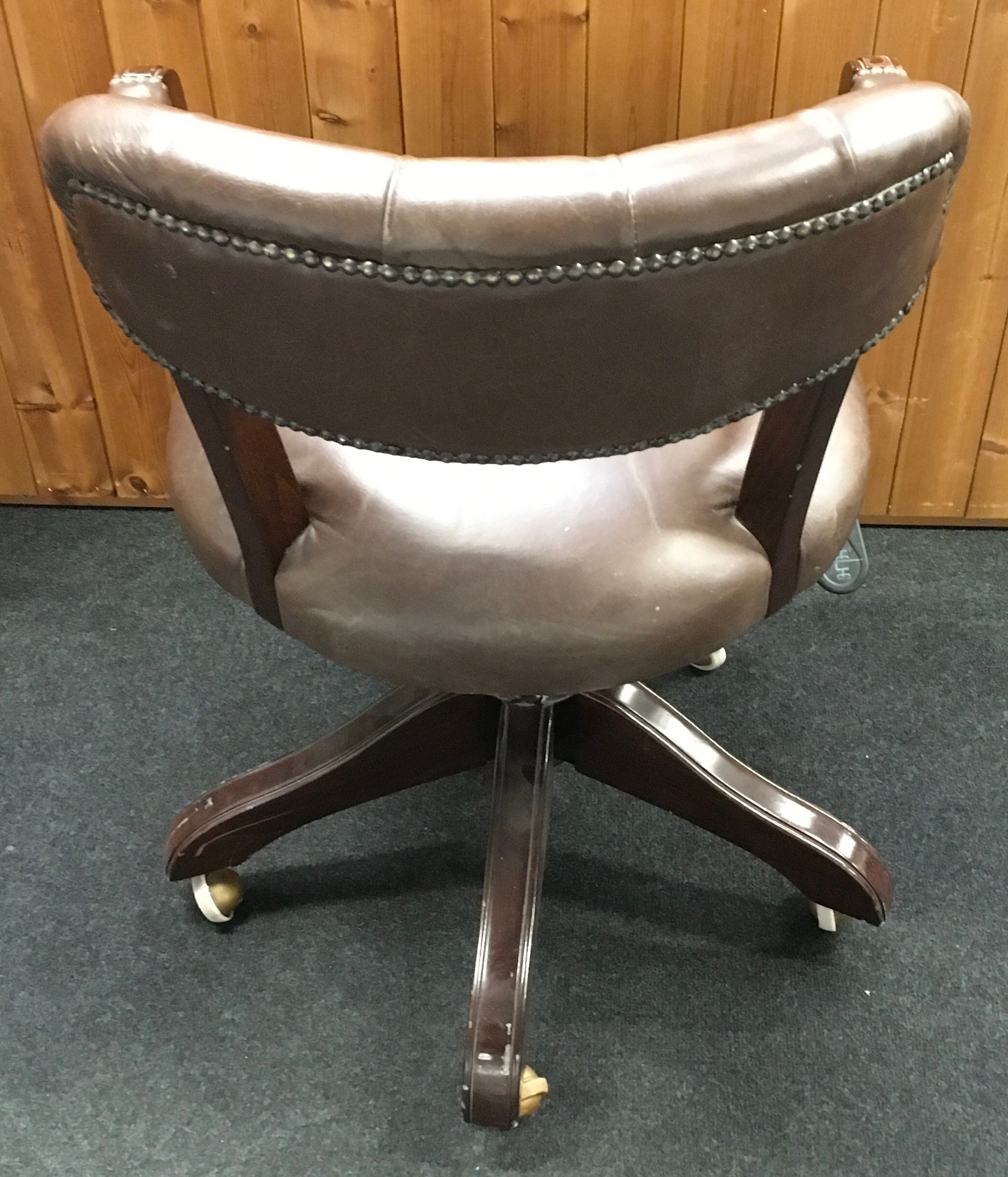 Button back captains office chair set on 5 splayed legs with castors with adjustable height levels - Image 4 of 4