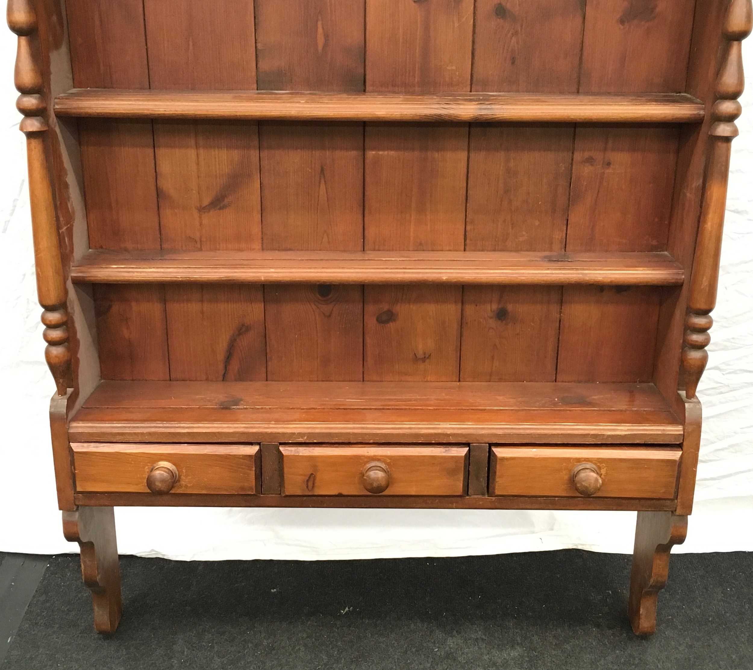 Pine wall hanging spice rack with 3 drawers and 2 fitted shelves 110x80x25cm. - Image 3 of 3