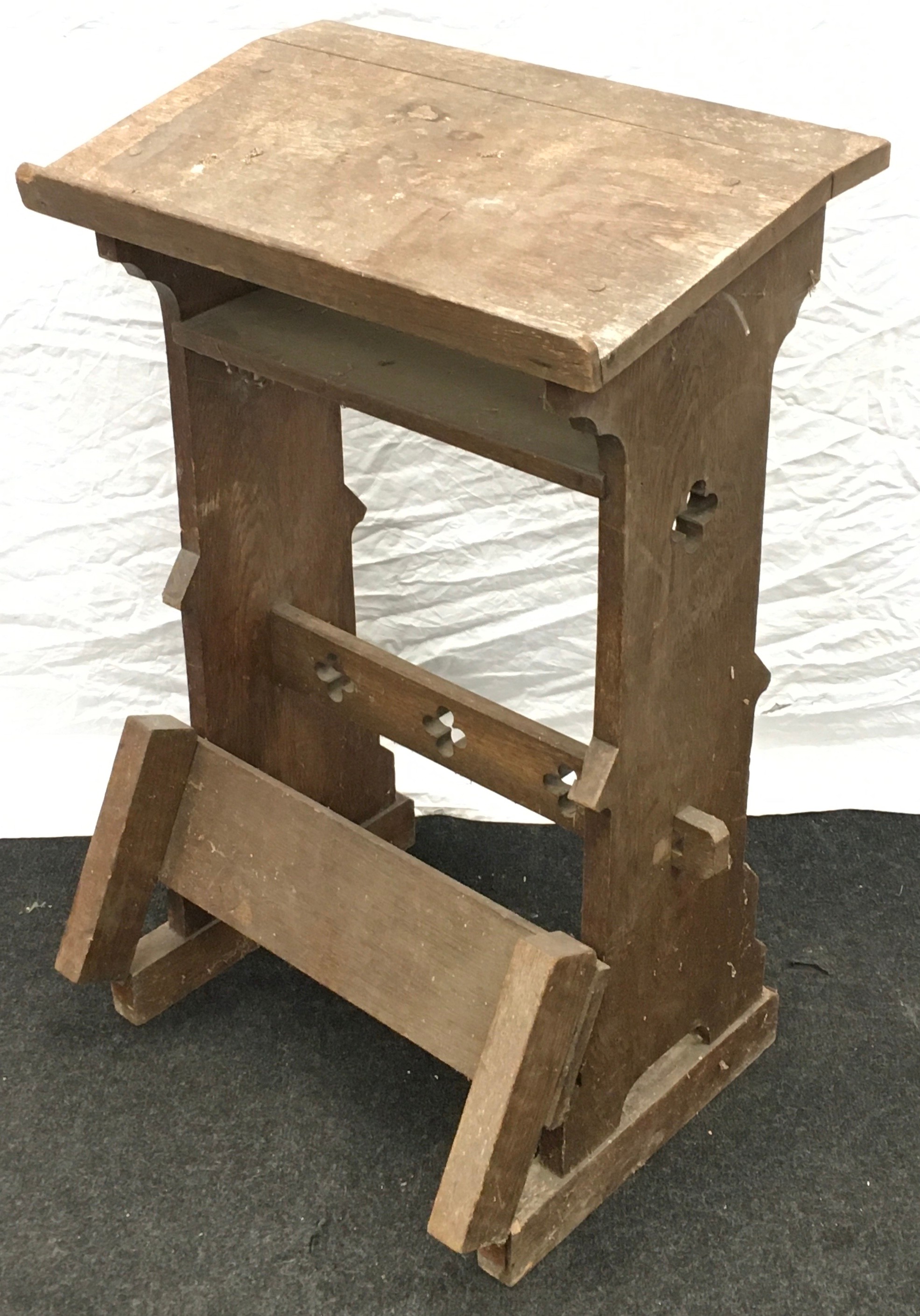 Small single prayer lectern with a folding knelling panel 80x50x60cm - Image 4 of 4