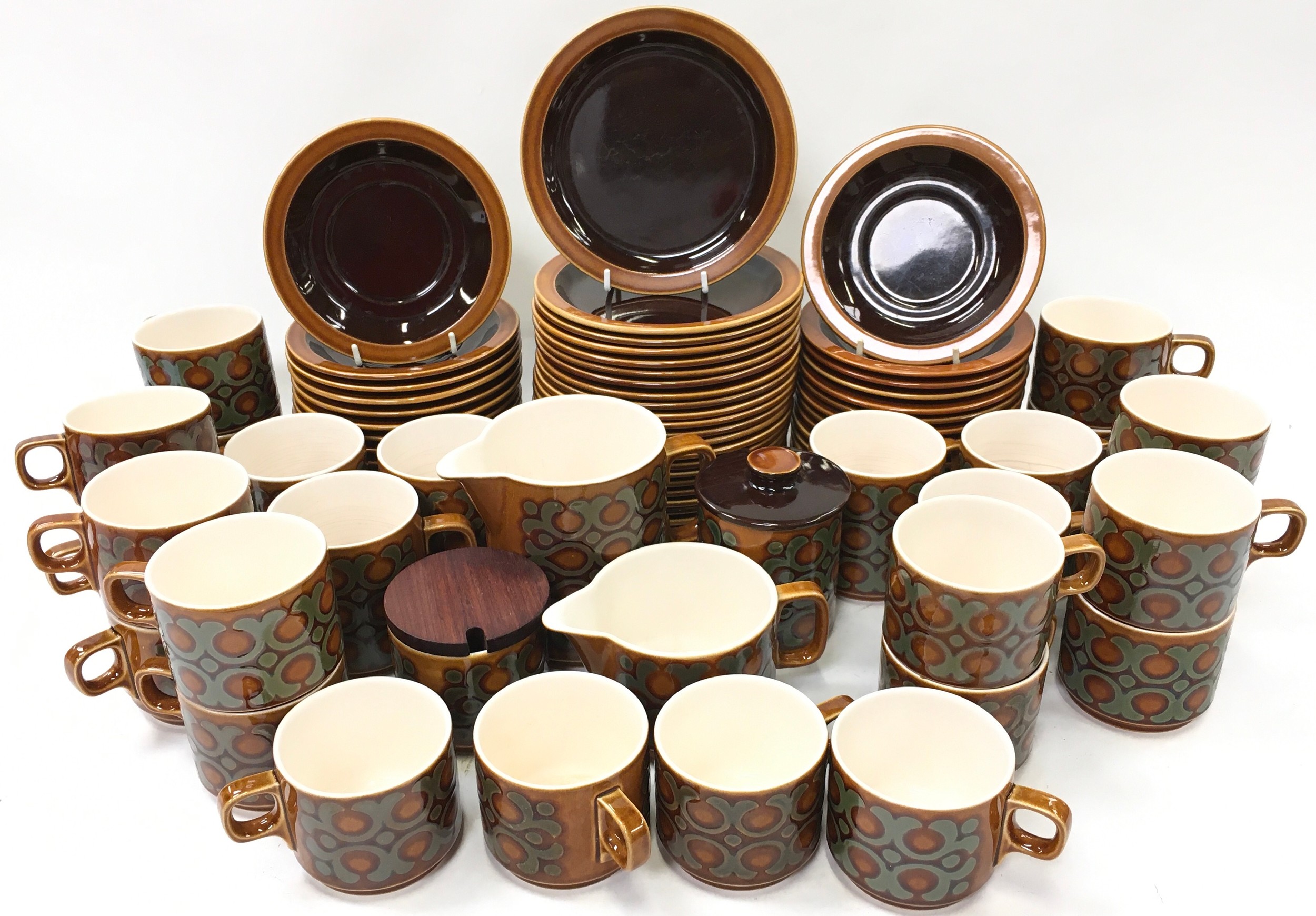Extensive collection of Hornsey pottery teaware in the Bronte pattern to include cups, mugs, tea and