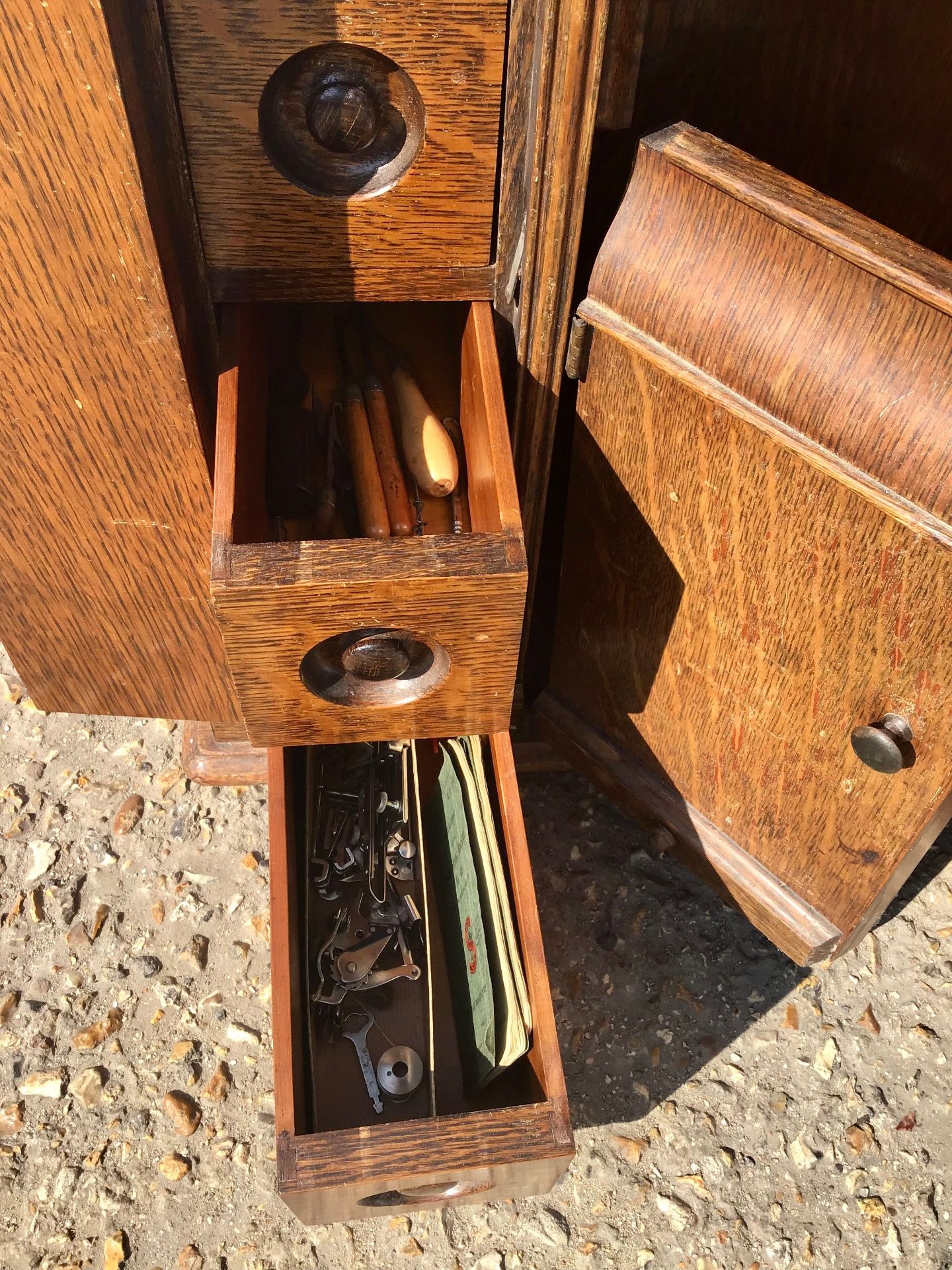 Vintage Singer Y7517563 sewing machine in oak wood cabinet 81x80x43cms. - Image 4 of 6