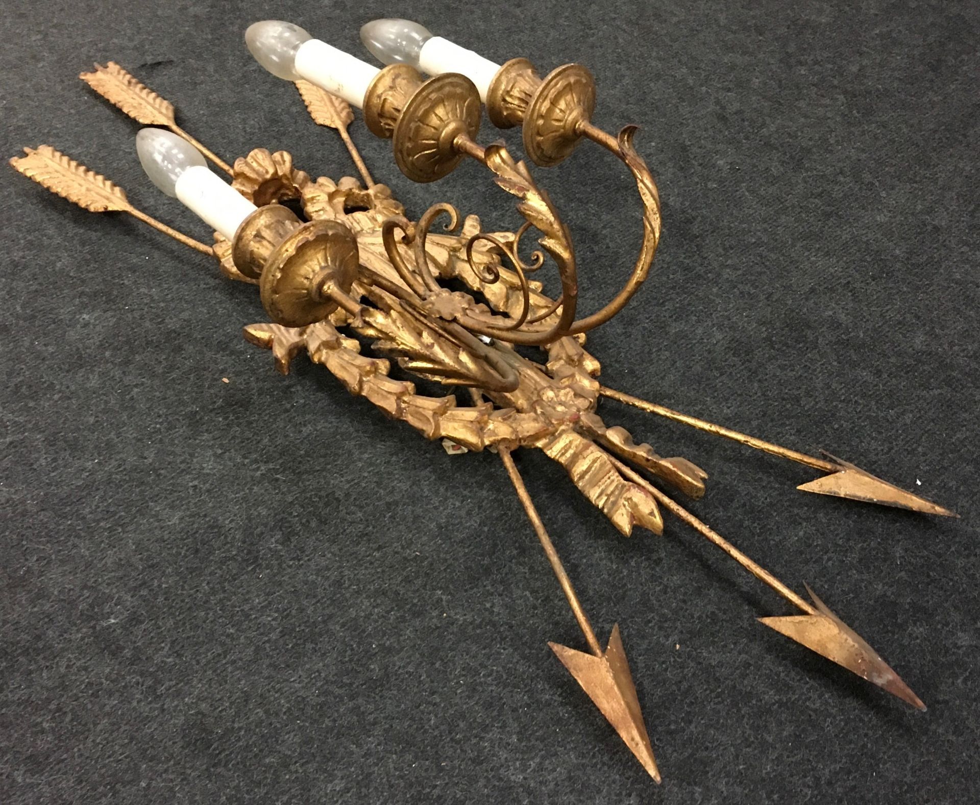 Unusual large 3 lamp wall light of gilded metal construction featuring fletched arrows and laurel - Image 3 of 4