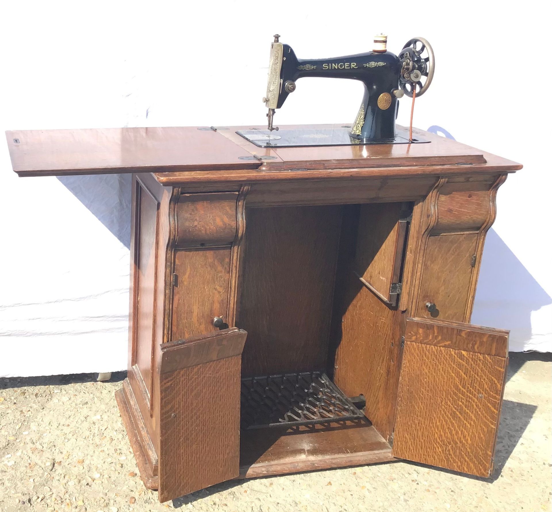 Vintage Singer Y7517563 sewing machine in oak wood cabinet 81x80x43cms.