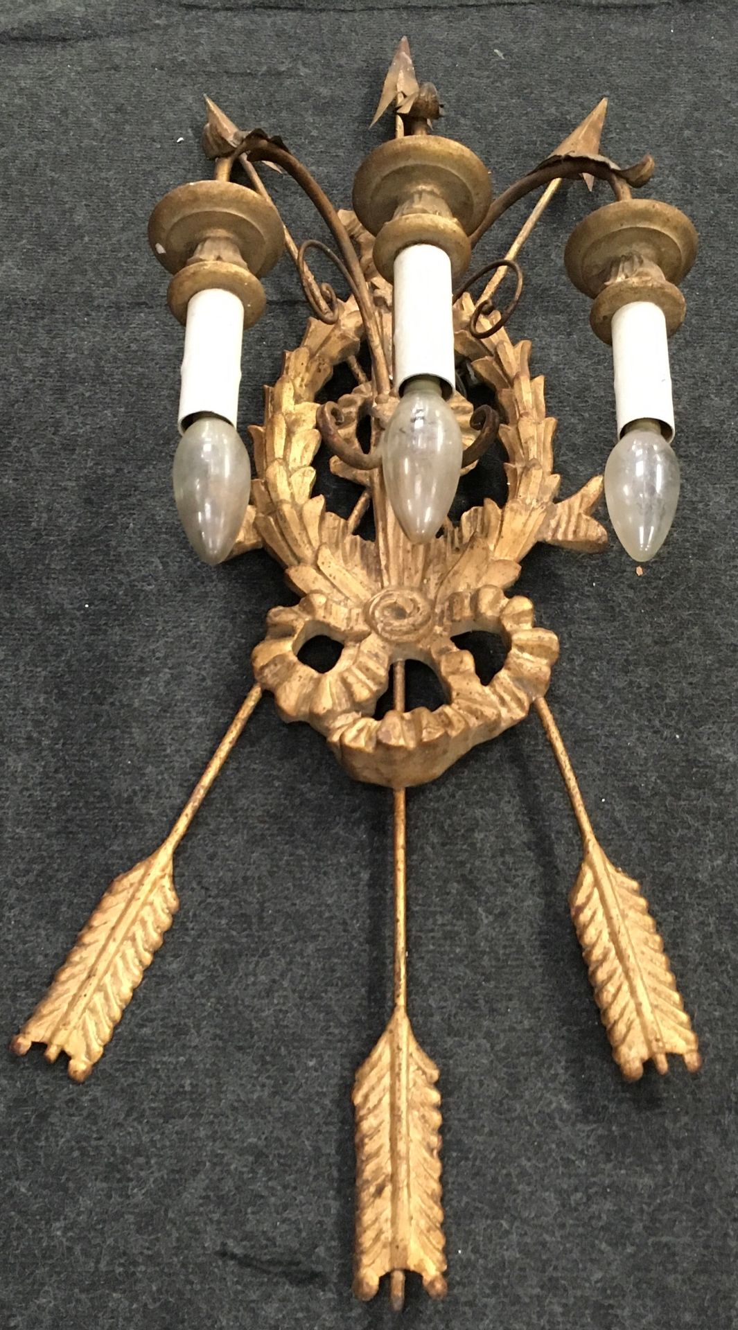 Unusual large 3 lamp wall light of gilded metal construction featuring fletched arrows and laurel - Image 4 of 4