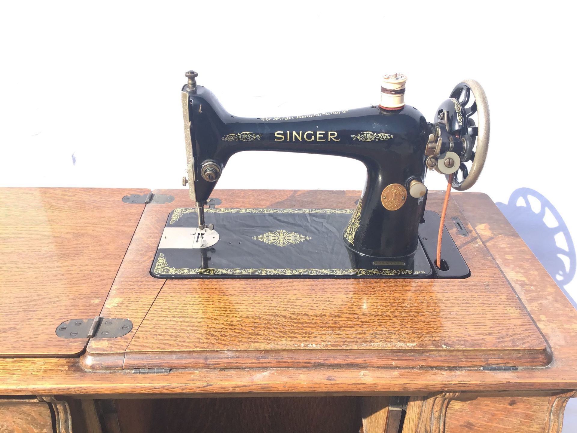 Vintage Singer Y7517563 sewing machine in oak wood cabinet 81x80x43cms. - Image 2 of 6