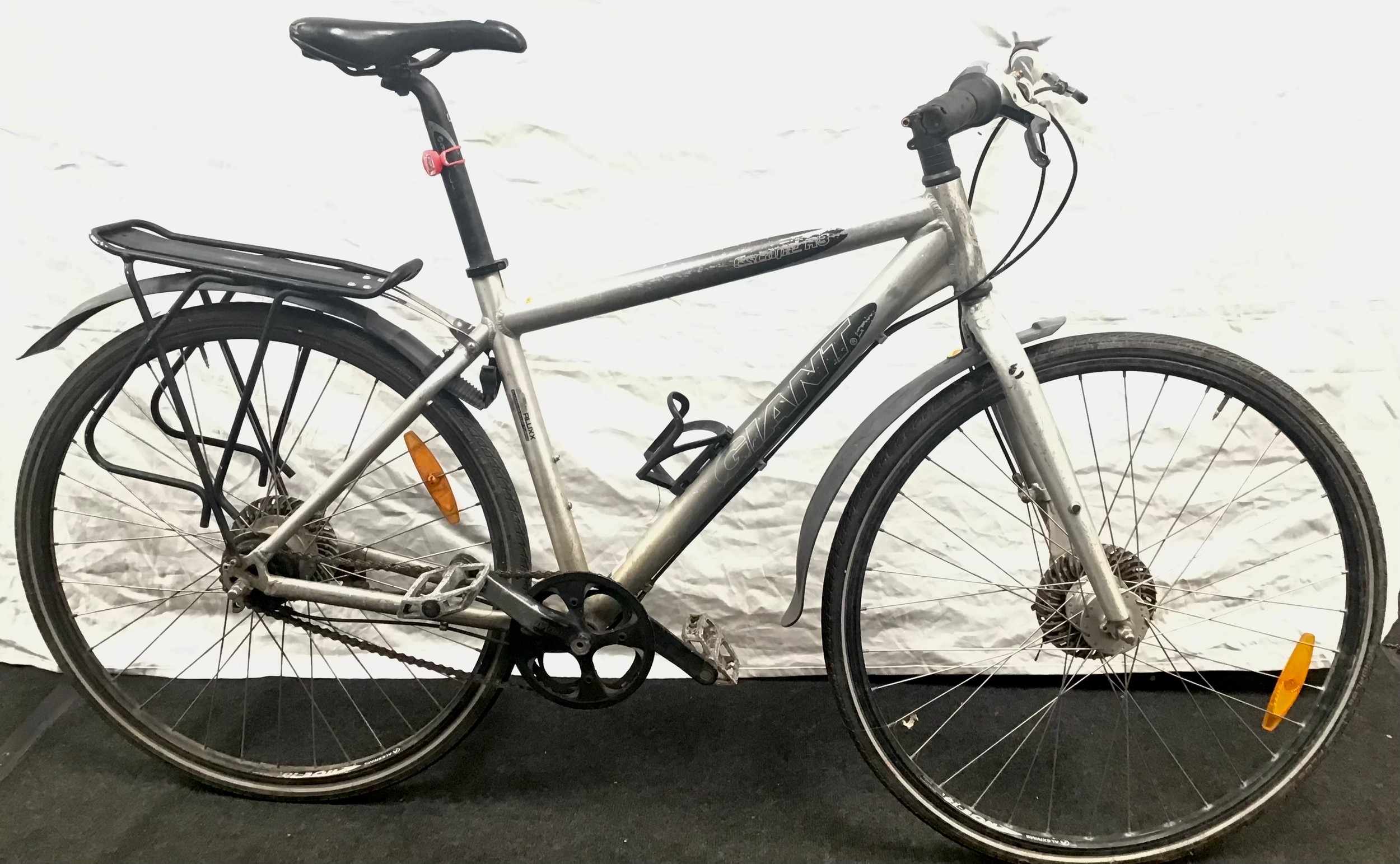 A Giant Escape R3 silver bike, 4 gears, 19"/48cm frame.