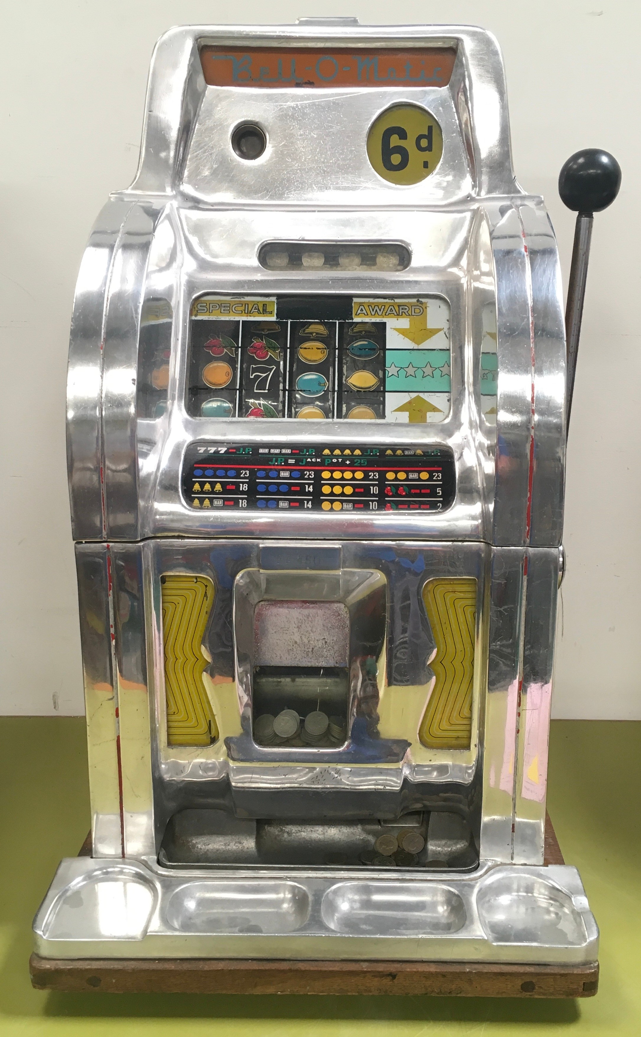 Bell-O-Matic 4 reeler, works on 6d, excellent working condition. Jackpot, coin box, back door and