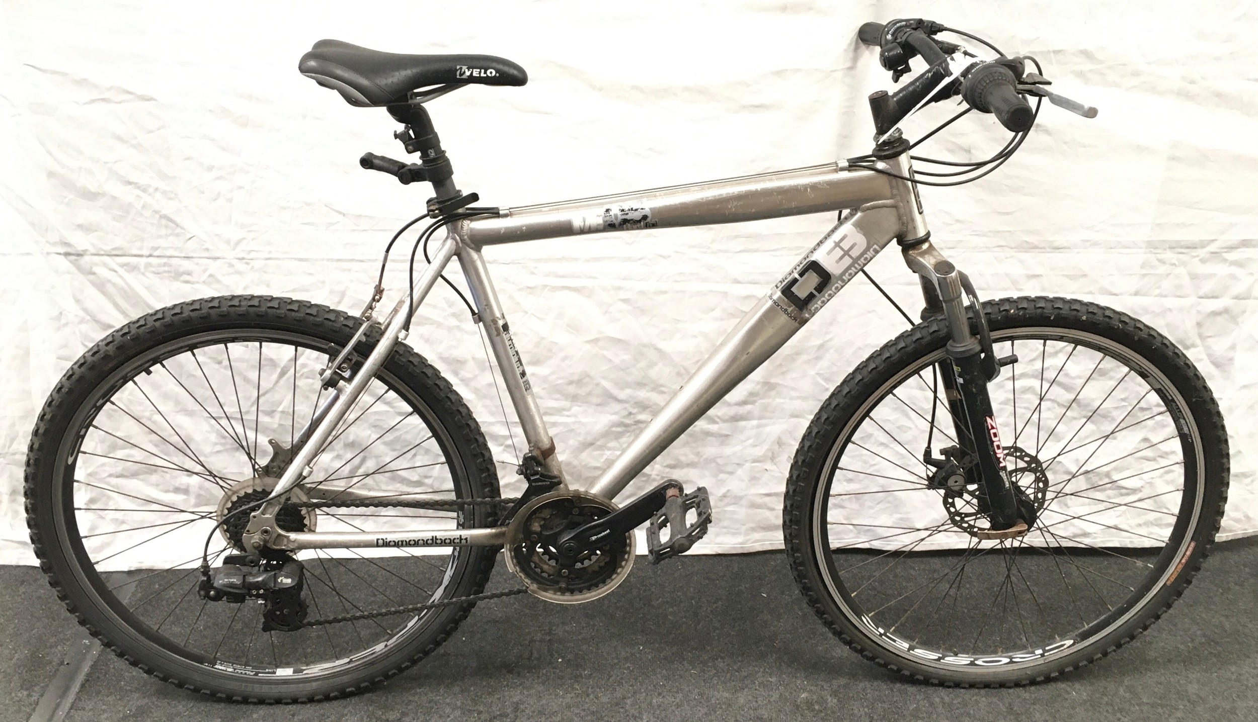 Diamondback silver mountain bike frame size 20? wheel size 23? 21 gears (48).