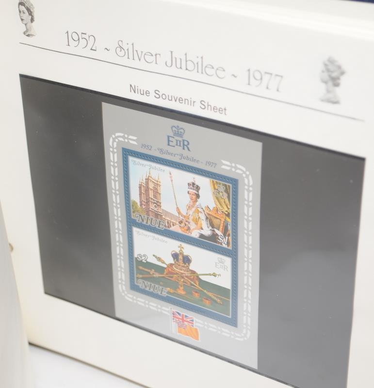 Commemorative album: The Silver Jubilee Stamps of Queen Elizabeth II. Extensive Commonwealth - Image 9 of 9