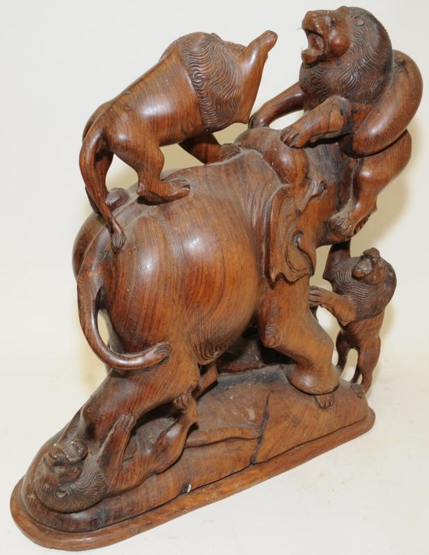 Very large wood carving depicting a bull elephant being attacked by five lions. 49cms tall - Image 3 of 3