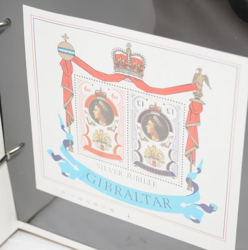 Commemorative album: The Silver Jubilee Stamps of Queen Elizabeth II. Extensive Commonwealth - Image 7 of 9