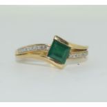 9ct gold ladies emerald and diamond shoulder ring size M ref WP