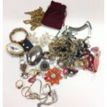 mix jewellery and other items to include gold and silver ref 18, 97,32, 30, 11, 91, 9, 123, 41