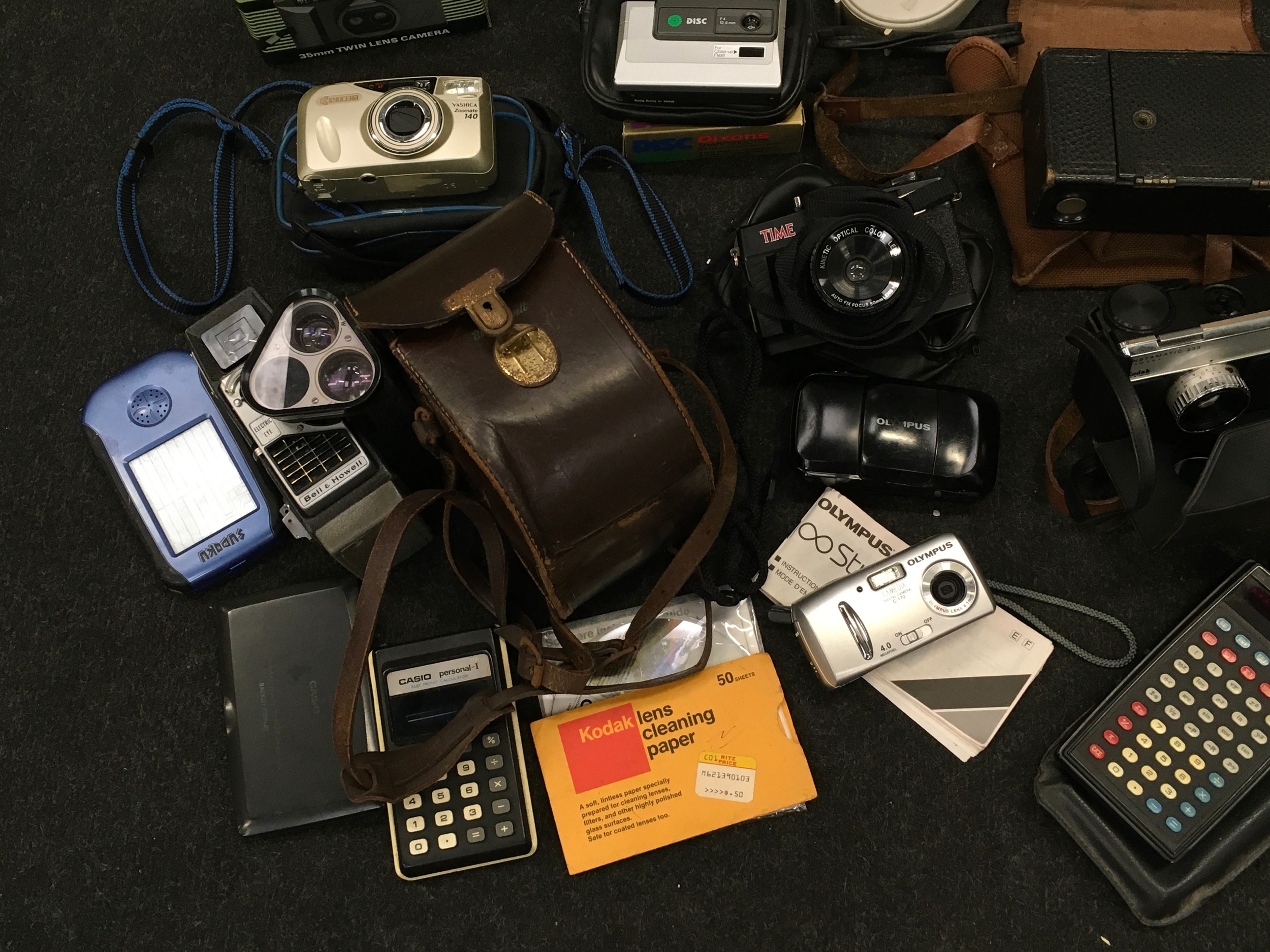 Large collection of vintage cameras, camera equipment and cine cameras to include Olympus, Kodak - Image 2 of 5