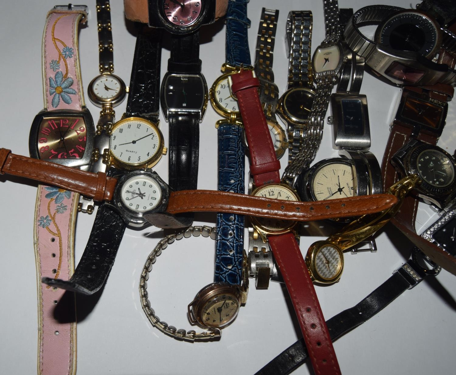 Collection of ladies watches (ref 46 64 105 ) - Image 5 of 5