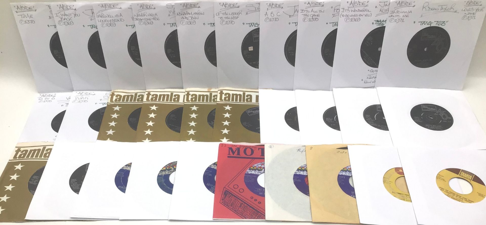 30 MOTOWN 45RPM SINGLE RECORDS. Various titles here on UK and US pressings from the sixties and