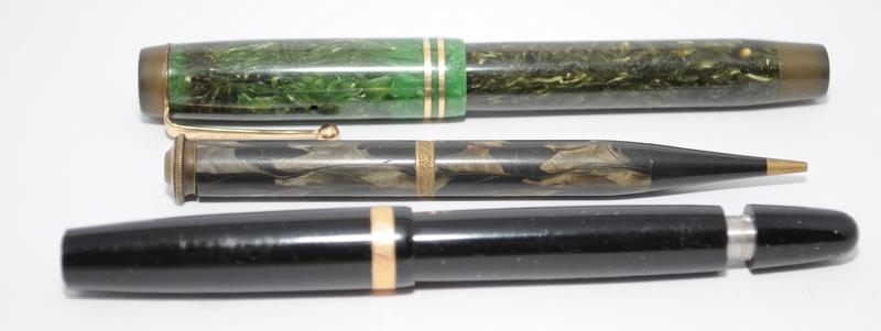 A good collection of fountain pens and propelling pencils, all at various states of restoration. - Image 4 of 11