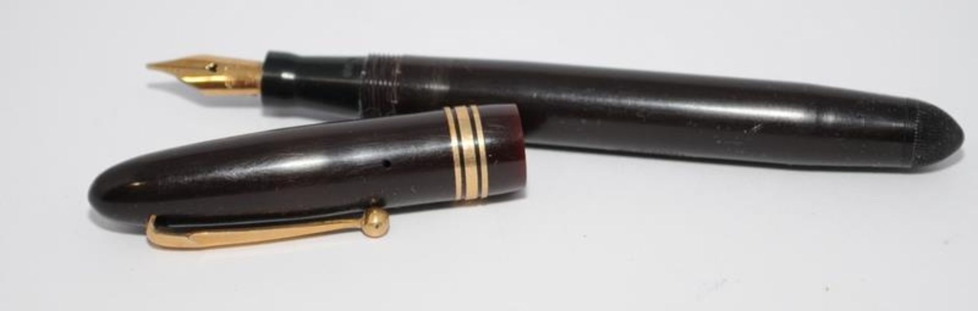 Collection of fountain pens to include a Swan leverless 4250 in dark burgundy c/w Swan No.2 14ct - Image 8 of 9