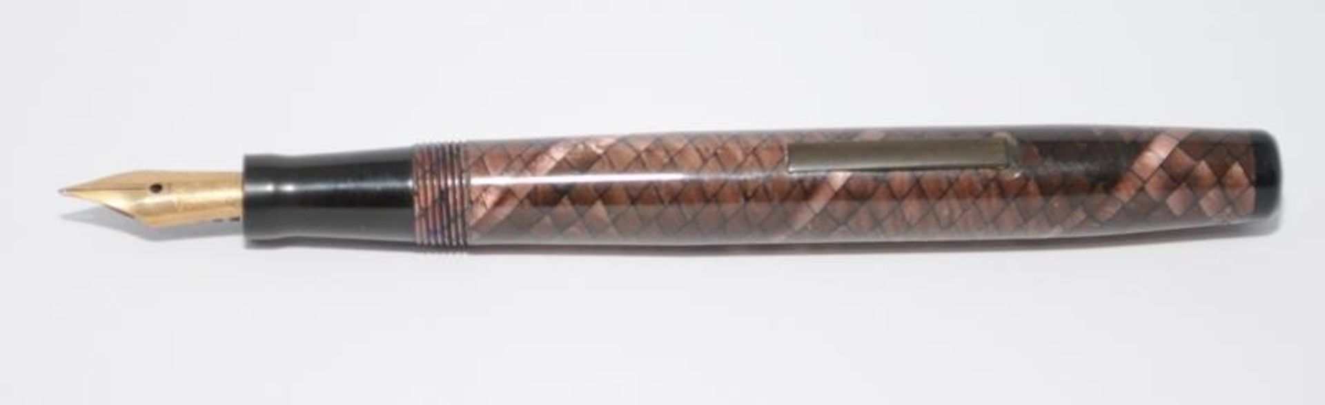 Swan grey/ruby snakeskin fountain pen ref.100/80 with chrome clip. C/w Swan 1D 14ct nib. Ref.NK297 - Image 3 of 5