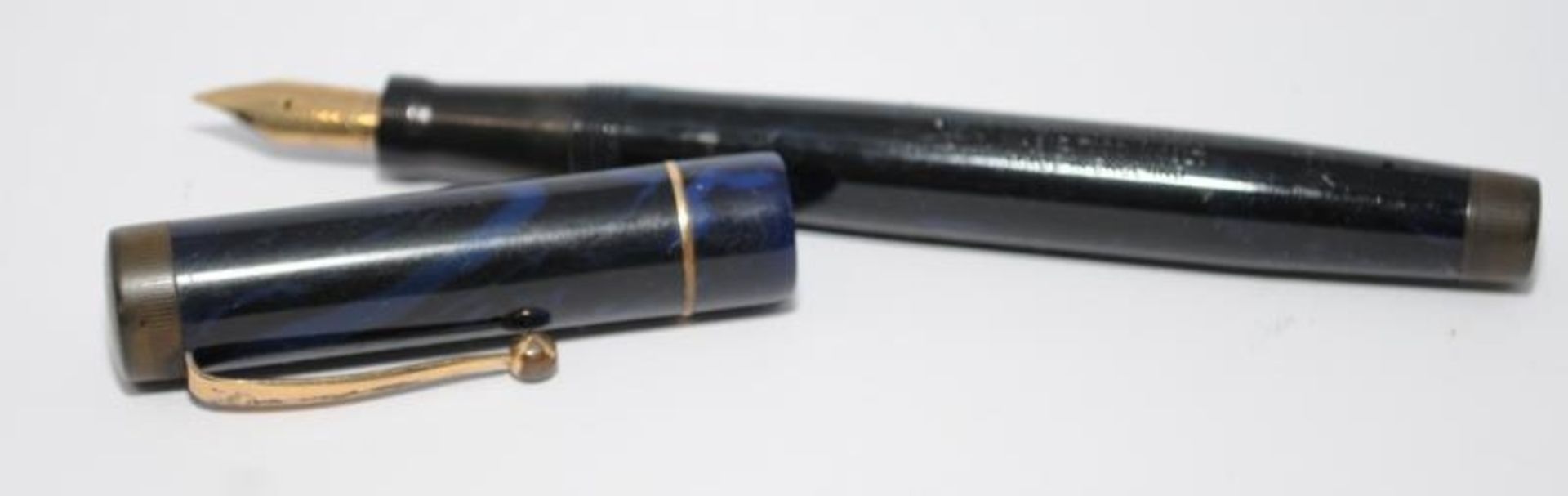 Collection of fountain pens to include a Swan leverless 4250 in dark burgundy c/w Swan No.2 14ct - Image 4 of 9