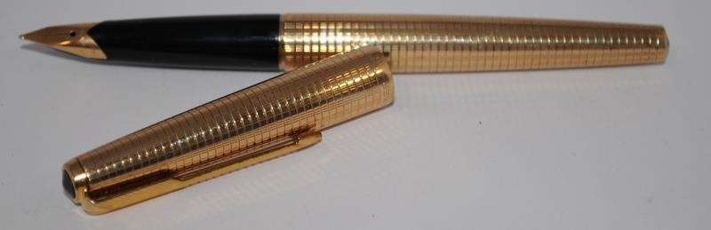 Two Parker 65 Insignia Consort fountain pens in rolled gold. Both in excellent condition. Ref. - Image 4 of 6