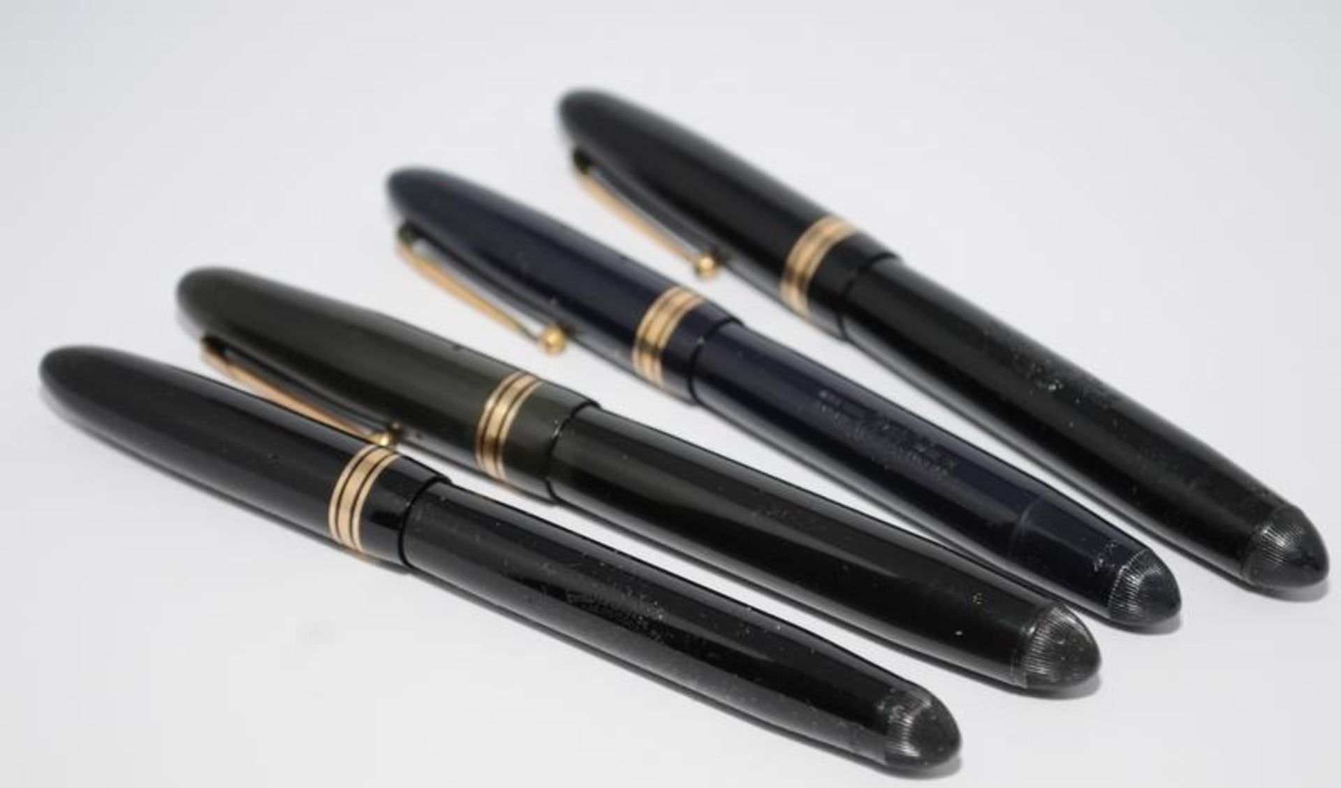 Collection of vintage fountain pens to include a Swan 42/60 leverless in black c/w Swan No.2 14ct