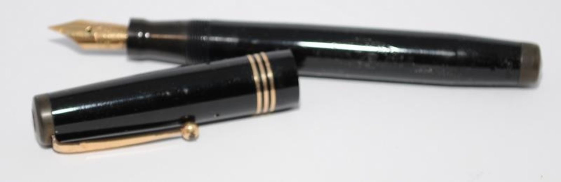 Collection of fountain pens to include a Swan leverless 4250 in dark burgundy c/w Swan No.2 14ct - Image 6 of 9