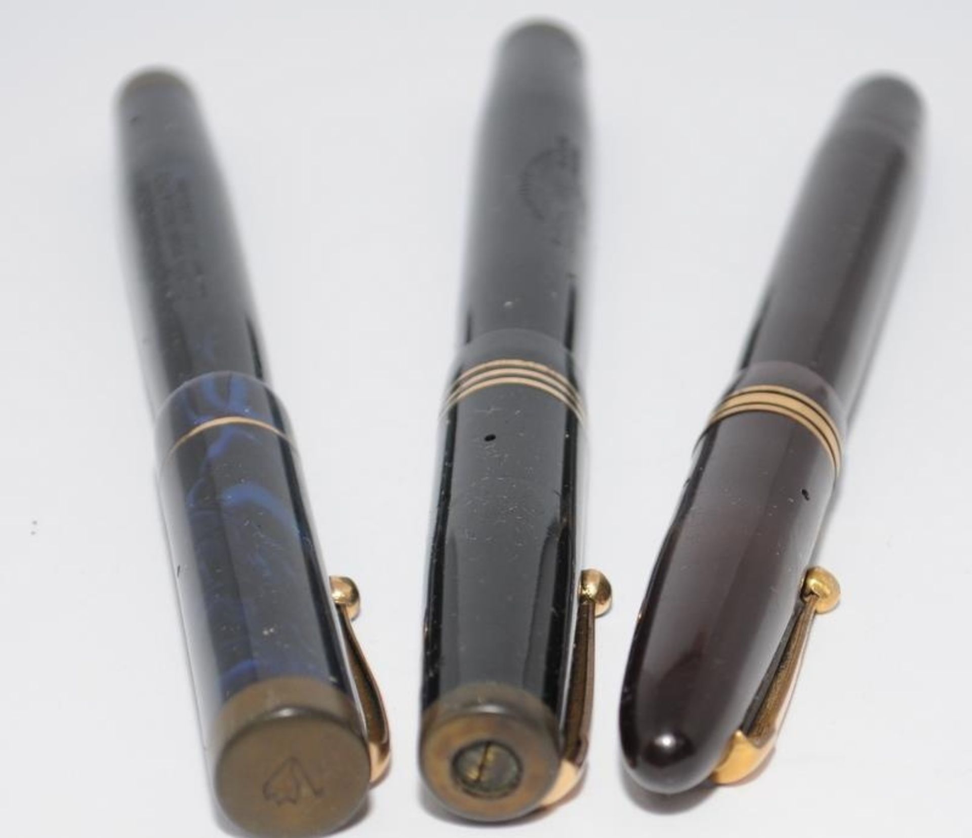 Collection of fountain pens to include a Swan leverless 4250 in dark burgundy c/w Swan No.2 14ct - Image 3 of 9