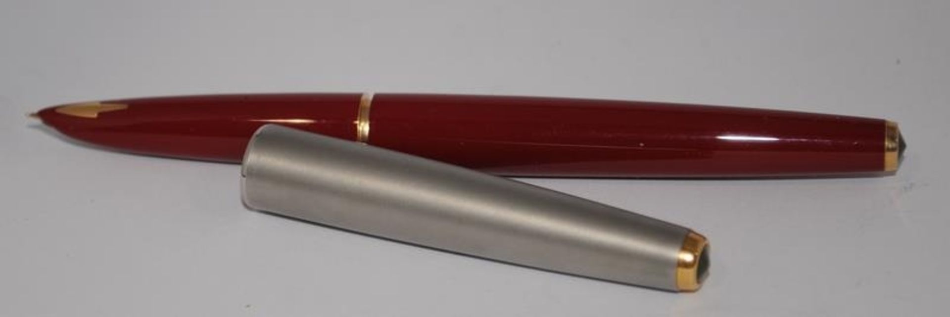 Parker 61 Series 1 fountain pen and LL mechanical pencil in Rage Red with Lustraloy cap. Near - Image 2 of 3