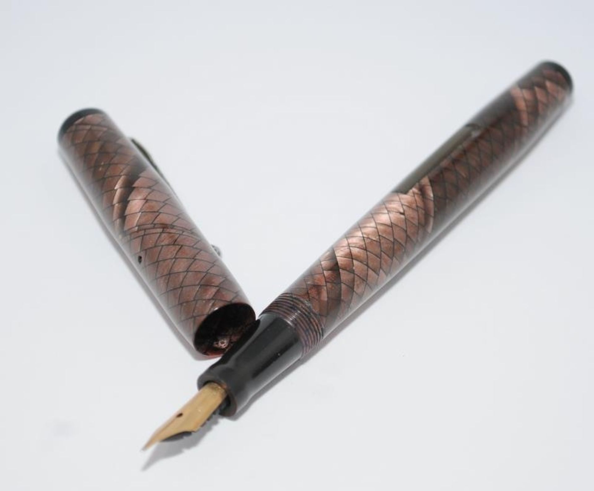 Swan grey/ruby snakeskin fountain pen ref.100/80 with chrome clip. C/w Swan 1D 14ct nib. Ref.NK297 - Image 2 of 5