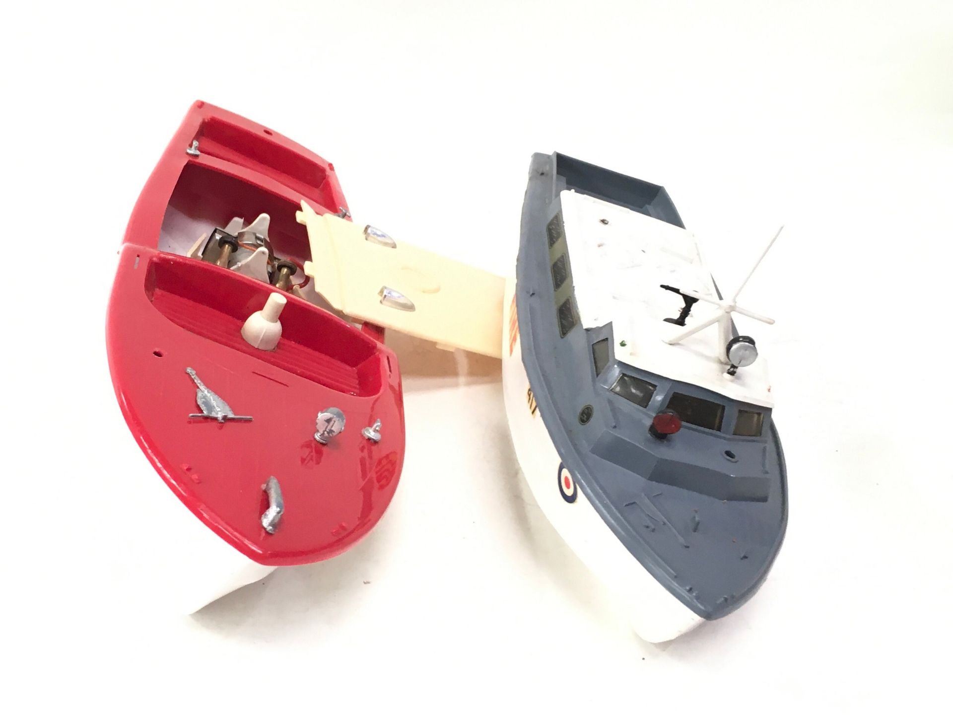 Triang pair of plastic boats to include 415 S 14” Electric Speedboat and 417 S Clockwork operated - Image 4 of 4