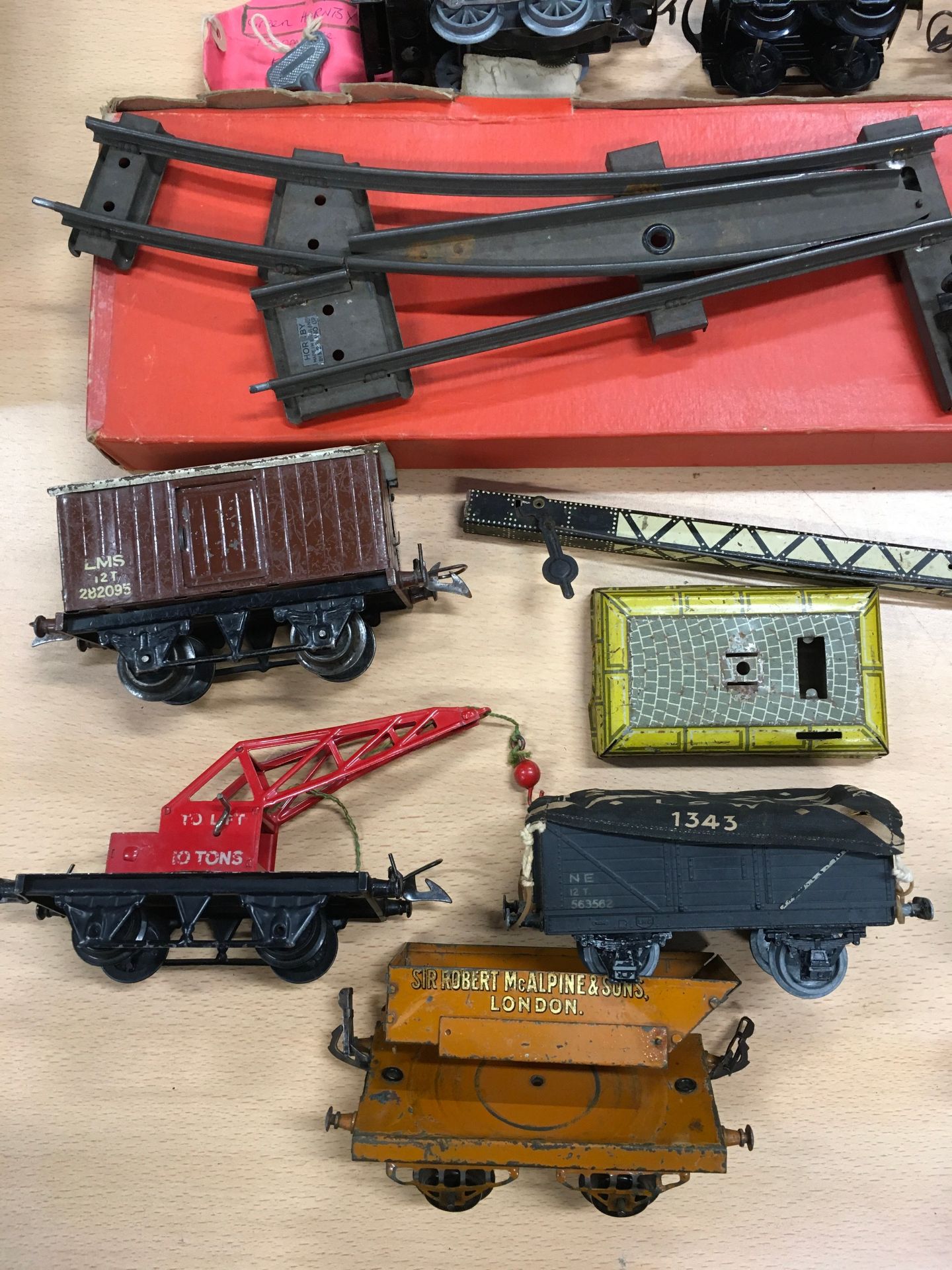 Hornby O Gauge group to include 2 0-4-0 locomotives #3435 and #60985 with keys, wagons, trucks, - Image 3 of 7