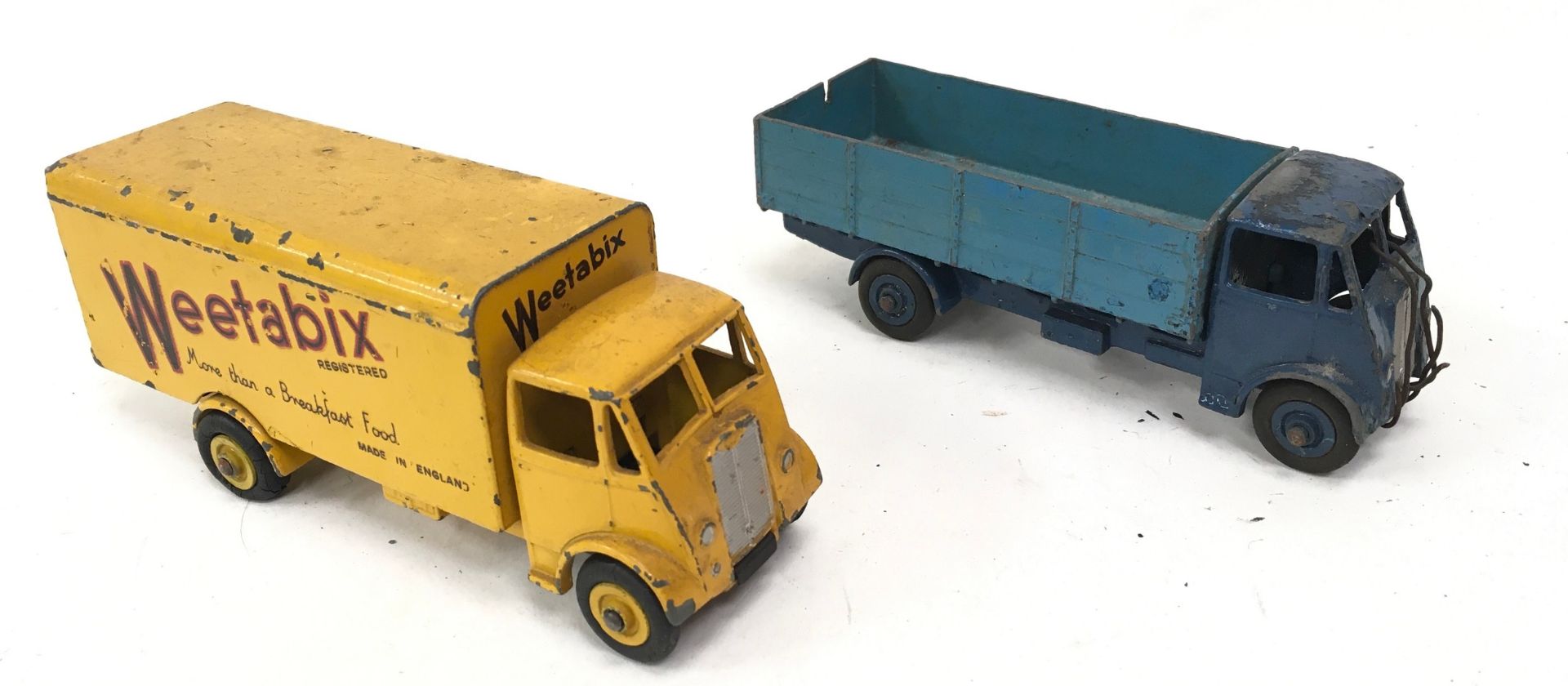 Dinky group to include 555 Fire Engine, 930 Bedford Pallet Jekta Van, 511 Guy 4 ton Lorry - all with - Image 5 of 5