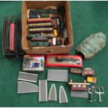 OO model railway collection containing Triang R259 loco and others, rolling stock, tunnel, track,