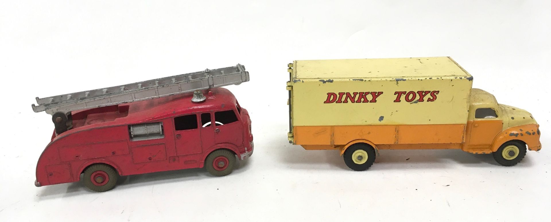 Dinky group to include 555 Fire Engine, 930 Bedford Pallet Jekta Van, 511 Guy 4 ton Lorry - all with - Image 3 of 5