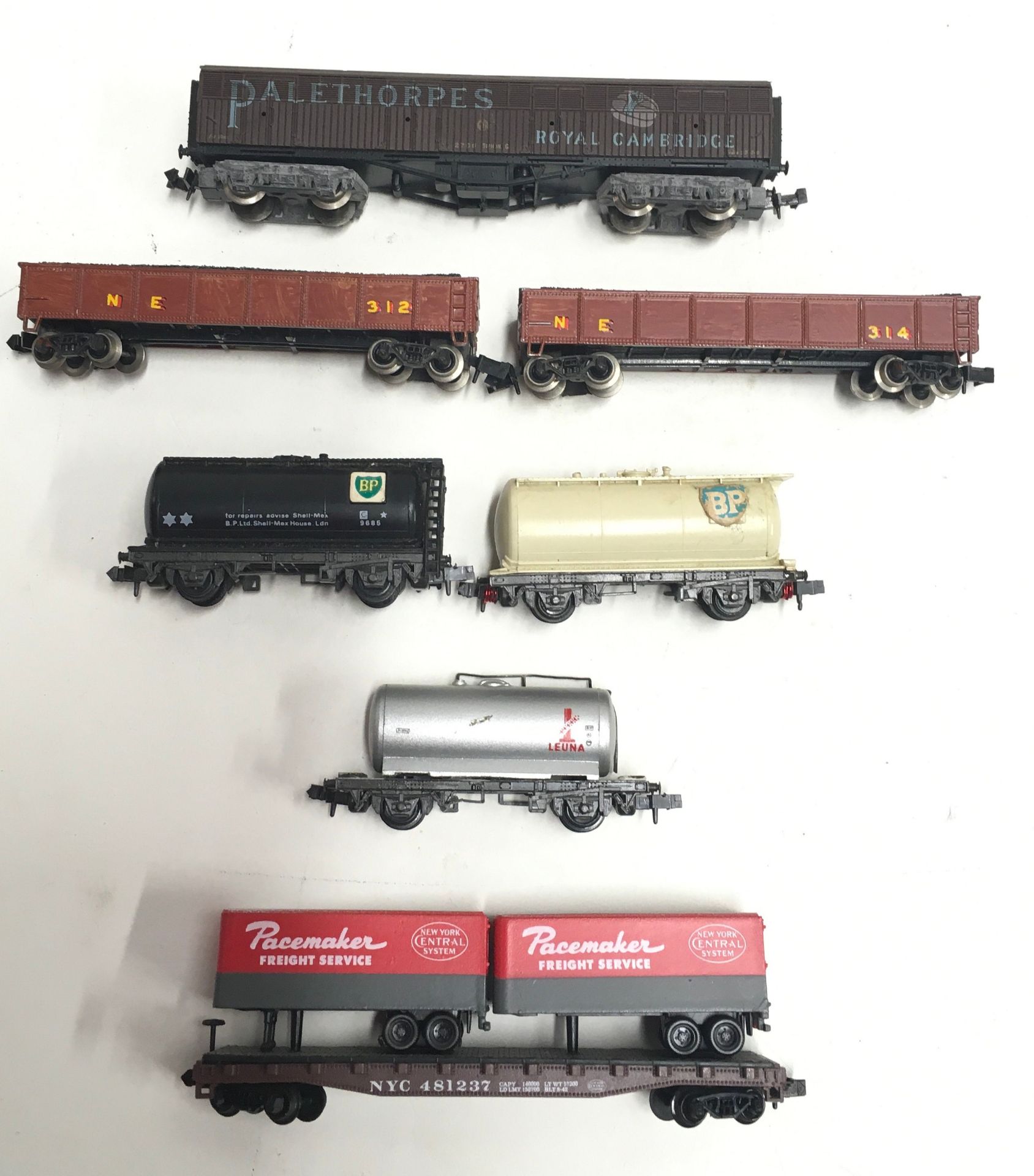 7 x Peco/Atlas/Lima N gauge freight wagons to include container wagon, Palethorpes, 2 x Open Ore - Image 2 of 2