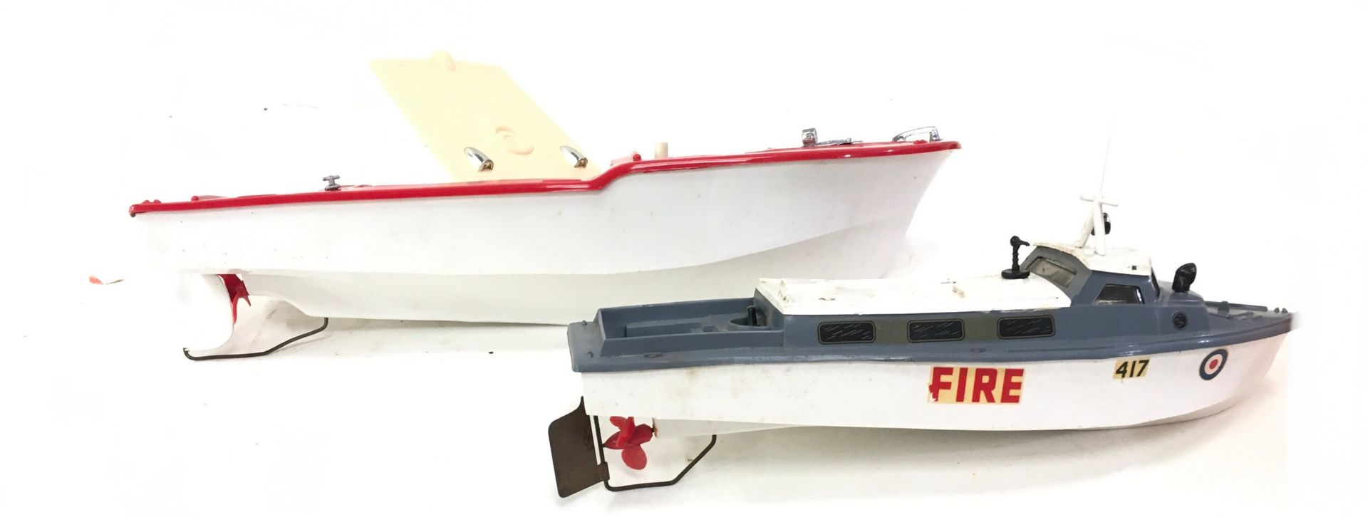 Triang pair of plastic boats to include 415 S 14” Electric Speedboat and 417 S Clockwork operated - Image 3 of 4