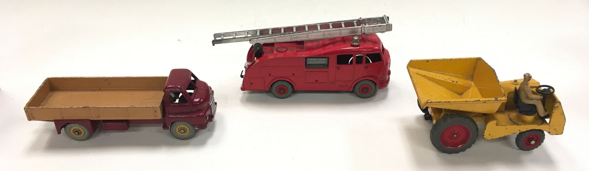 Dinky 555 Fire Engine with Extending ladder - Good, Dinky 522 Big Bedford Lorry maroon cab and - Image 3 of 4