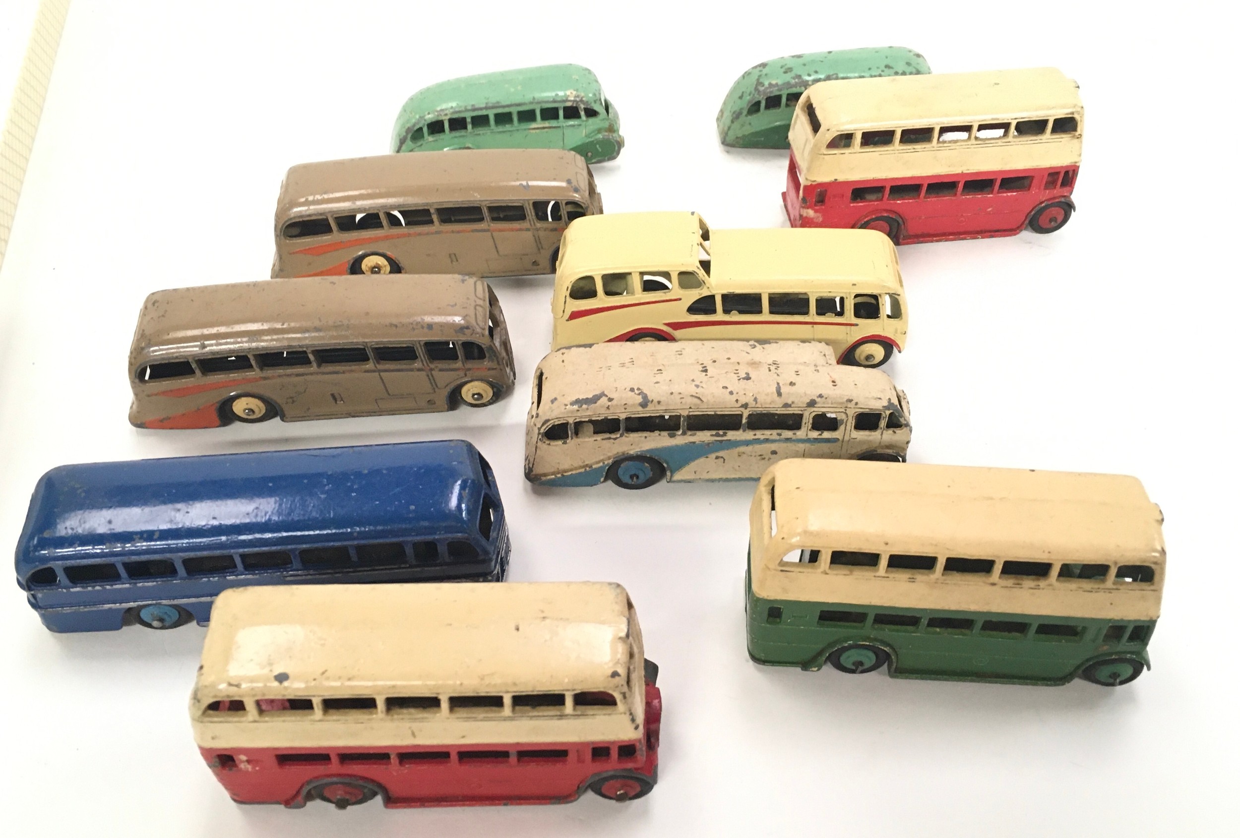 Dinky unboxed group of buses to include 2 x 281 Luxury Coach - Fawn body Orange flashes, 282 Leyland - Image 4 of 4