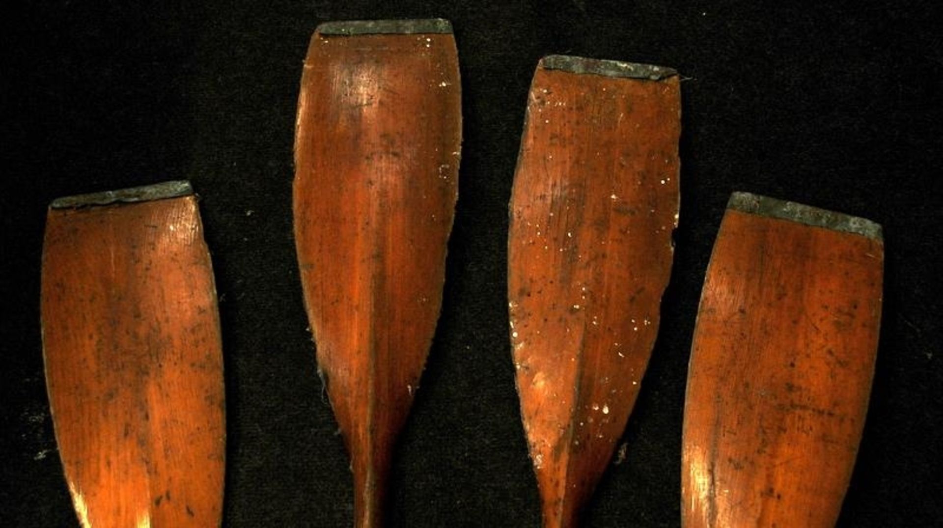 Pair of vintage two part twin bladed racing oars with copper edges by Collar Paddles - Image 4 of 5