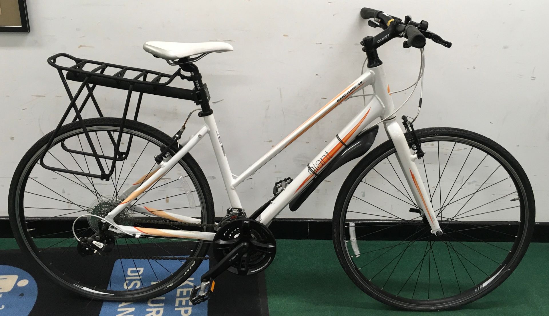 Giant Escape W White bike 24 gears 23" wheel size 18" frame size.