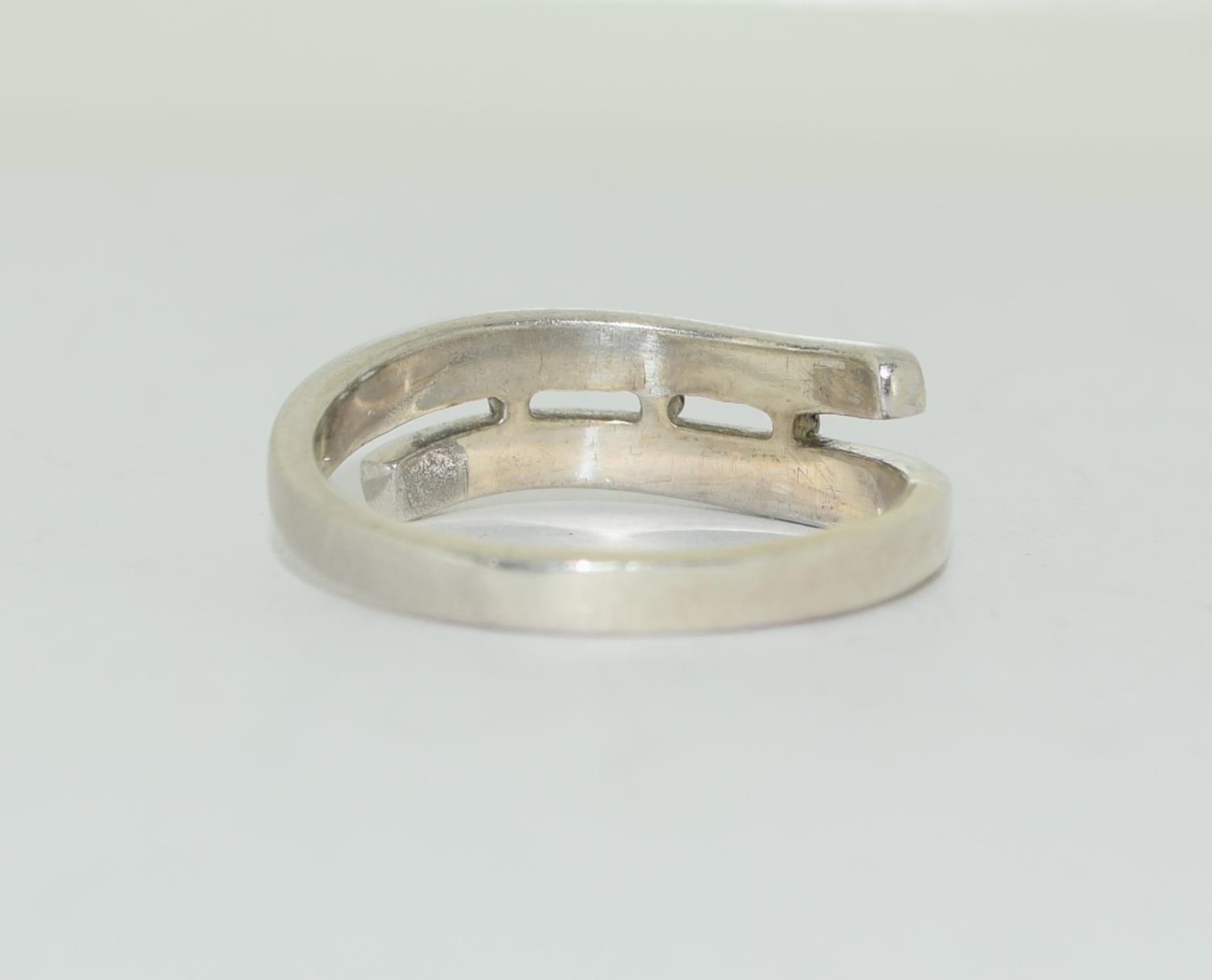 A 925 silver cross over ring, Size O - Image 3 of 3