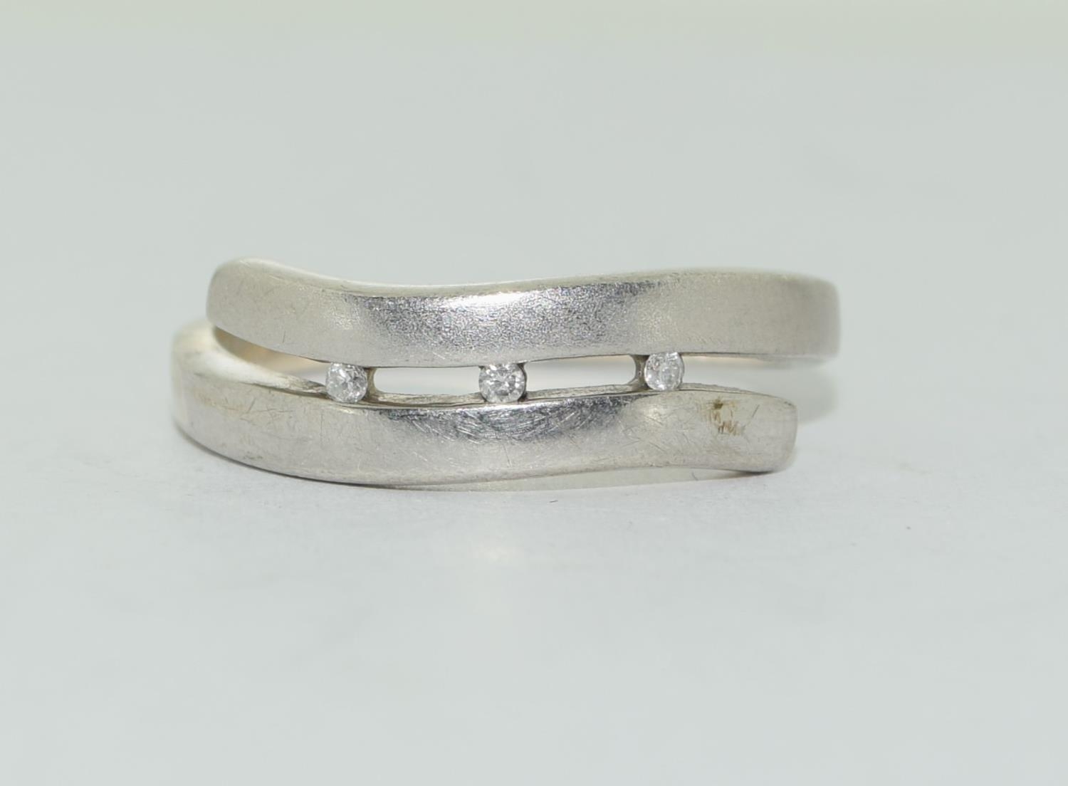 A 925 silver cross over ring, Size O