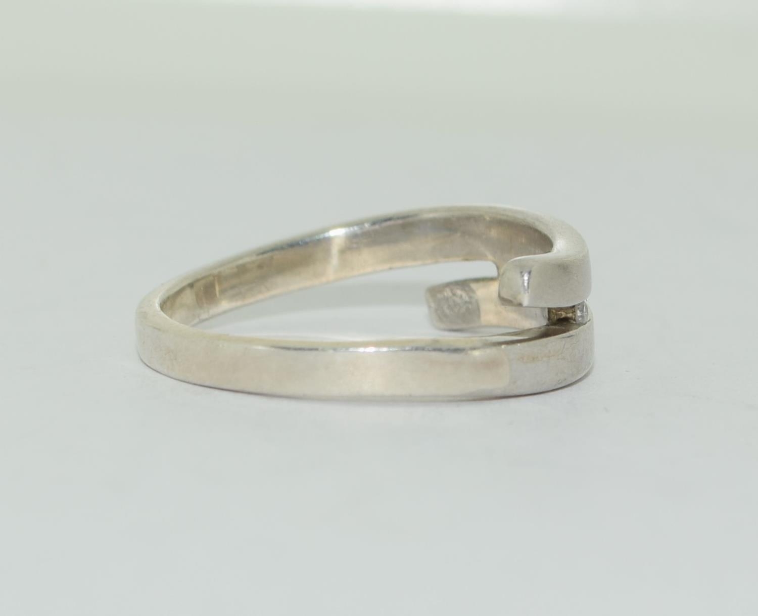 A 925 silver cross over ring, Size O - Image 2 of 3