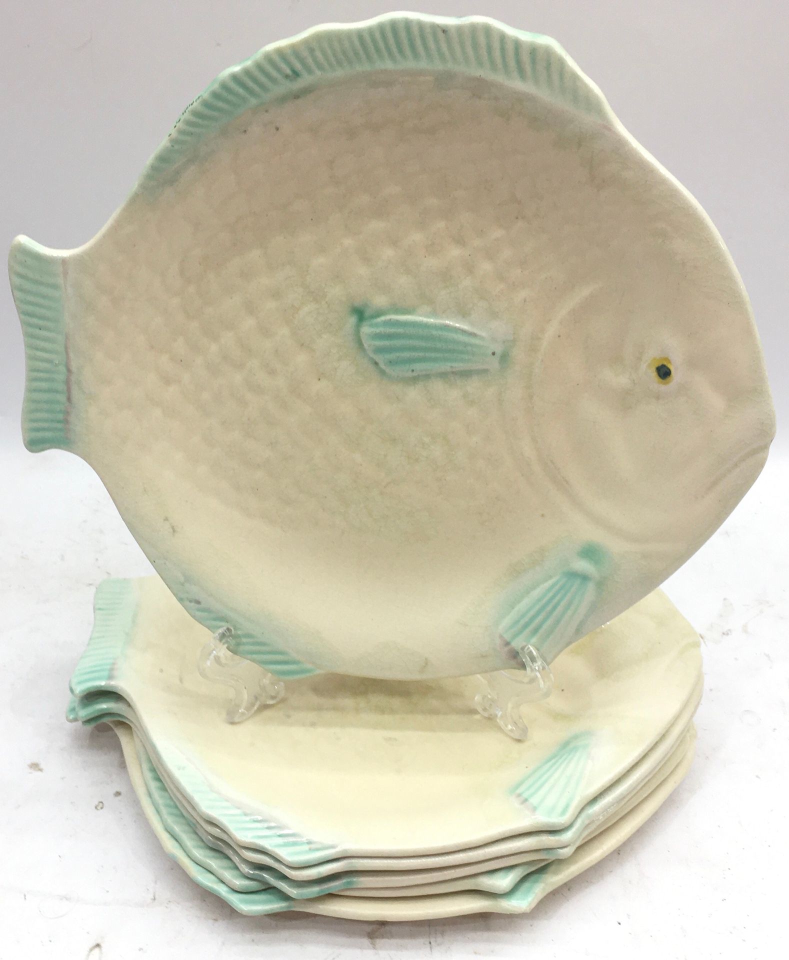 Shorter & Son Art Deco fish shaped serving platter and plates. Seven pieces in all. Largest - Image 3 of 3