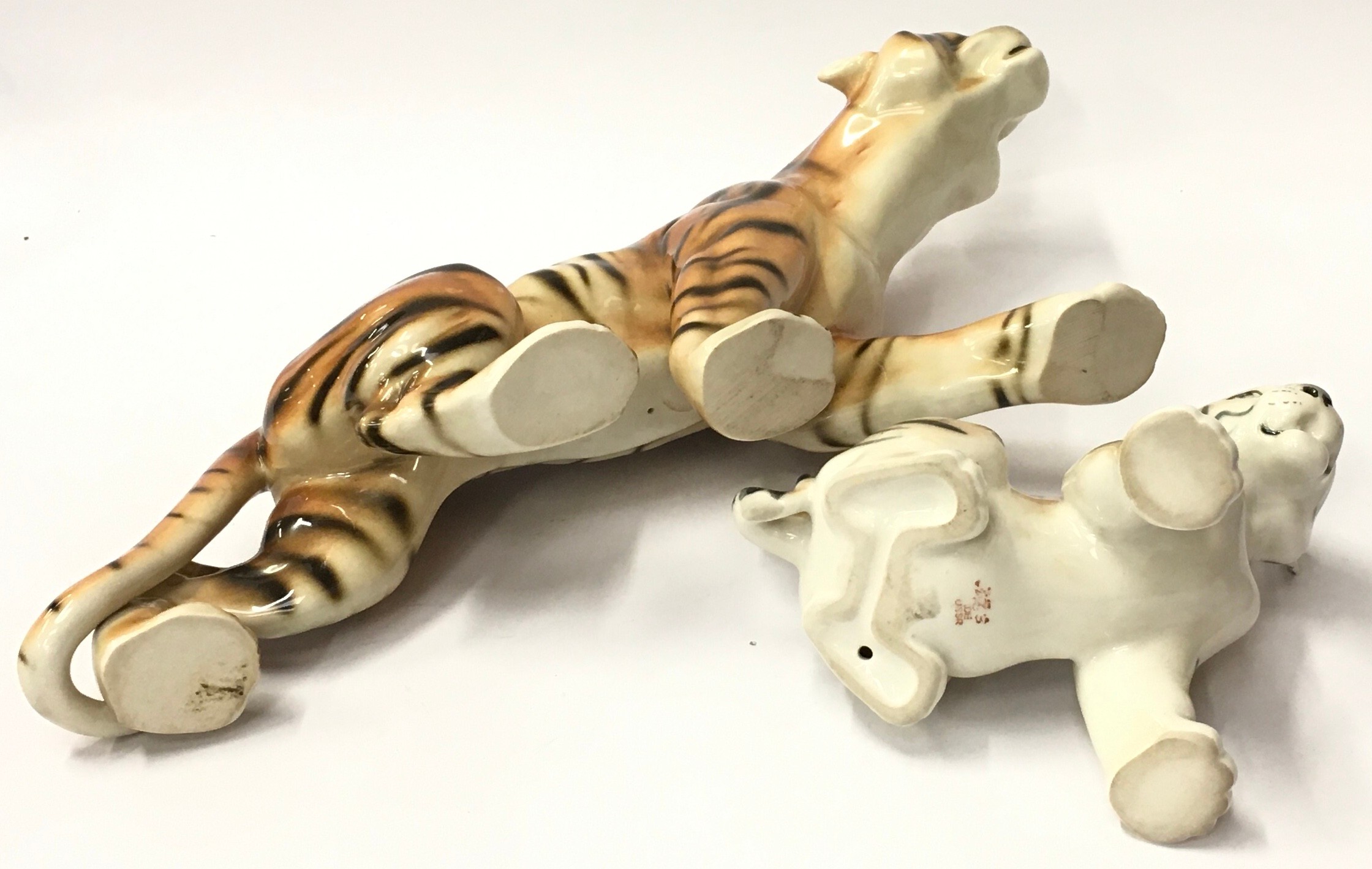 Two porcelain Czechoslovakian tiger ornaments. The largest measuring 17x40x9cm. - Image 4 of 6