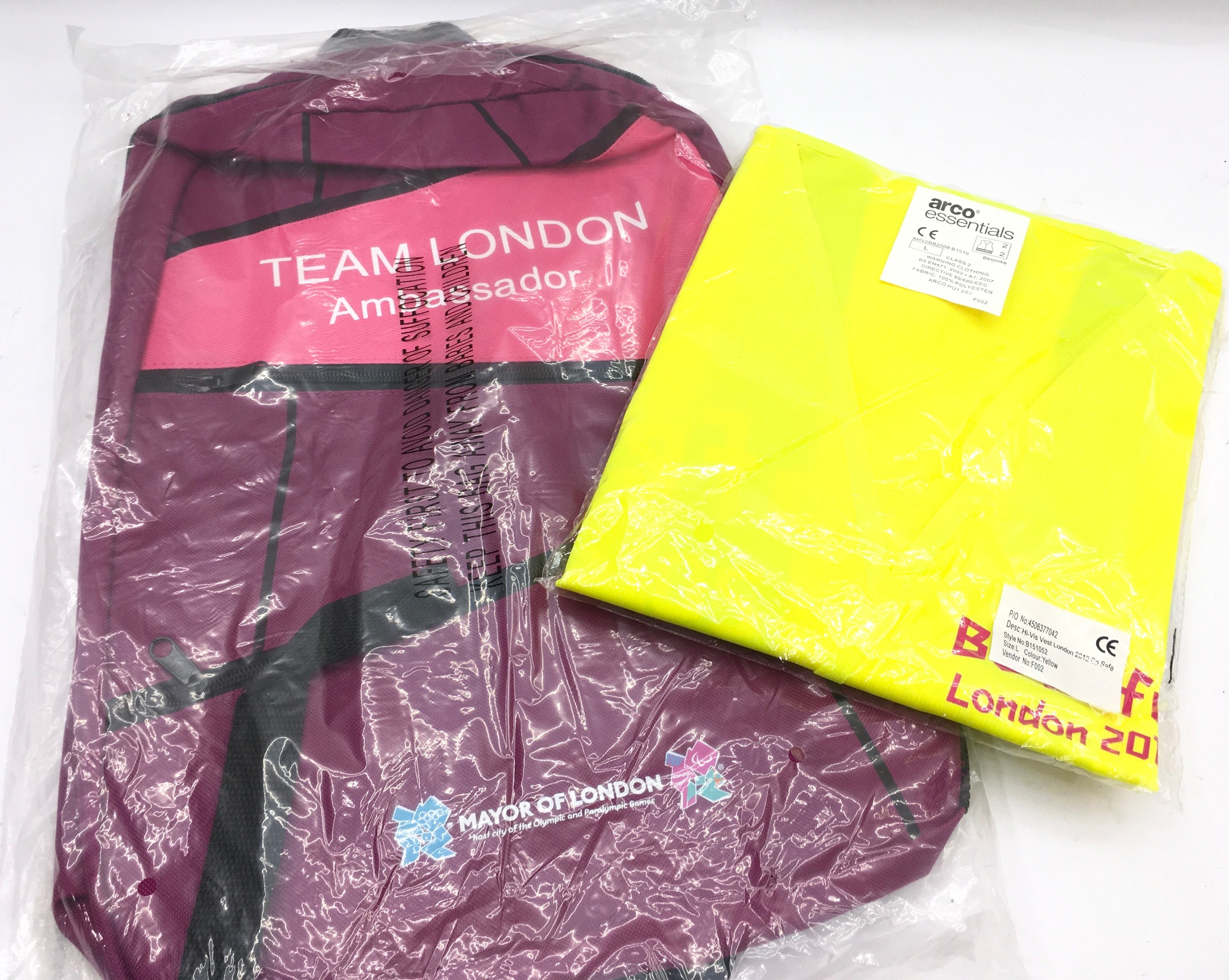 Collection of London 2012 Olympics Gamesmaker/Ambassador issued kit and other souvenir items to - Bild 3 aus 4
