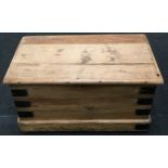 Antique pine blanket box of small proportions 72x40x39cm.