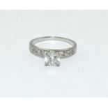 925 silver ladies ring set as single solitaire ring size R